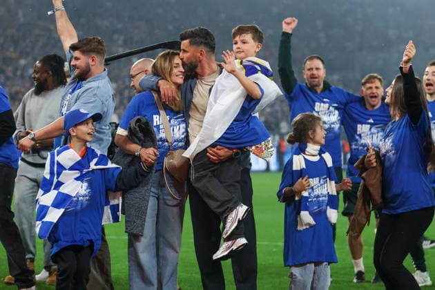2. Bundesliga - FC Schalke 04 - Fortuna Düsseldorf am 02.05.2026 in der Veltins-Arena auf Schalke Jubel und Freude über den Aufstieg bei der Mannschaft von Schalke 04, hier u.a. Trainer Miron Muslic (Schalke) mit seiner Familie