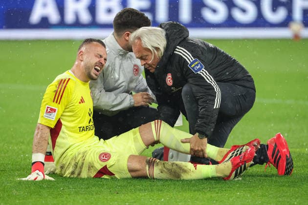 2. Bundesliga - FC Schalke 04 - Fortuna Düsseldorf am 02.05.2026 in der Veltins-Arena auf Schalke Torwart Florian Kastenmeier (Duesseldorf 33) wird auf dem Platz behandelt