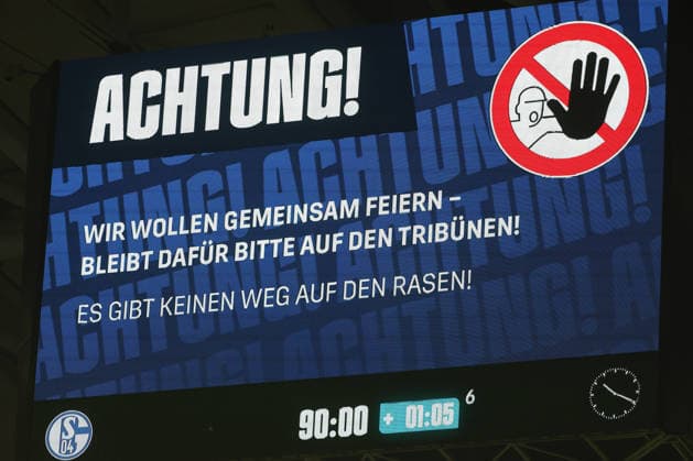 2. Bundesliga - FC Schalke 04 - Fortuna Düsseldorf am 02.05.2026 in der Veltins-Arena auf Schalke Anzeigetafel Videoleinwand Videowürfel mit dem Hinweis - Achtung - Wir wollen gemeinsam feiern - bleibt dafür bitte auf den Tribünen - es gibt keinen Weg auf den Rasen
