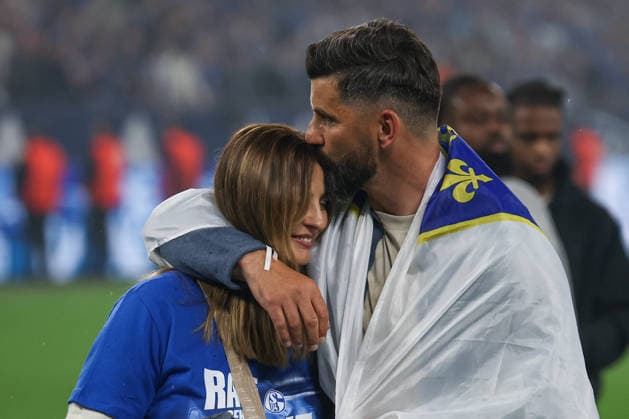 2. Bundesliga - FC Schalke 04 - Fortuna Düsseldorf am 02.05.2026 in der Veltins-Arena auf Schalke Trainer Miron Muslic (Schalke) küsst und freut sich mit seiner Frau