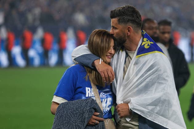 2. Bundesliga - FC Schalke 04 - Fortuna Düsseldorf am 02.05.2026 in der Veltins-Arena auf Schalke Trainer Miron Muslic (Schalke) küsst und freut sich mit seiner Frau