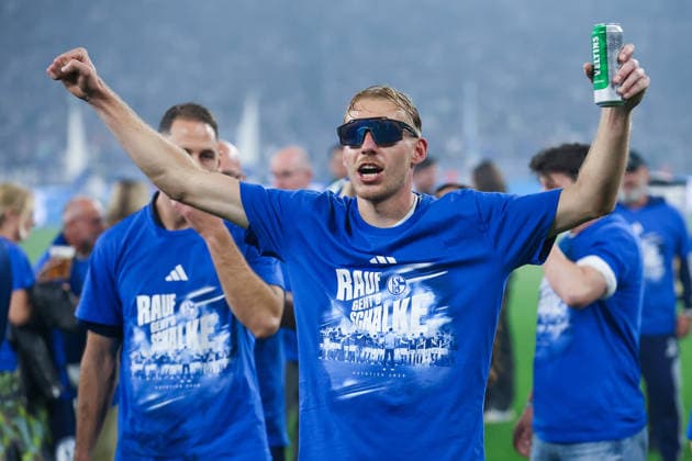 2. Bundesliga - FC Schalke 04 - Fortuna Düsseldorf am 02.05.2026 in der Veltins-Arena auf Schalke Jubel und Freude über den Aufstieg bei Timo Becker (Schalke 5)