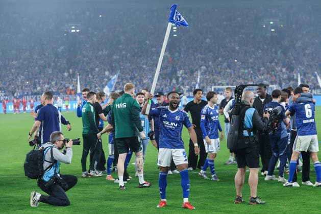 2. Bundesliga - FC Schalke 04 - Fortuna Düsseldorf am 02.05.2026 in der Veltins-Arena auf Schalke Jubel und Freude über den Aufstieg bei der Mannschaft von Schalke 04, hier u.a. Moussa Sylla (Schalke 9) mit der Eckfahne