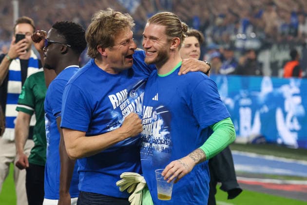 2. Bundesliga - FC Schalke 04 - Fortuna Düsseldorf am 02.05.2026 in der Veltins-Arena auf Schalke Youri Mulder (Schalke) und Torwart Loris Karius (Schalke 1) freuen sich
