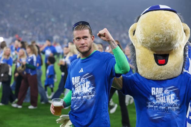 2. Bundesliga - FC Schalke 04 - Fortuna Düsseldorf am 02.05.2026 in der Veltins-Arena auf Schalke Torwart Loris Karius (Schalke 1) jubelt und freut sich mit Erwin