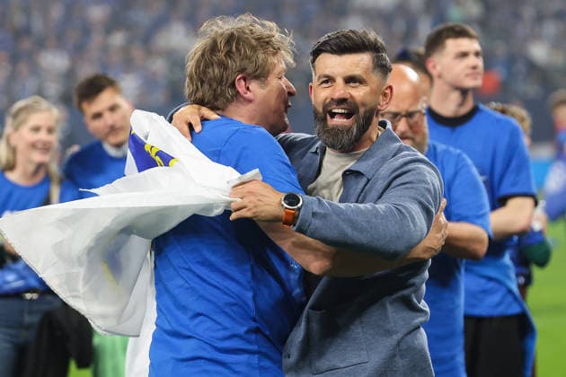2. Bundesliga - FC Schalke 04 - Fortuna Düsseldorf am 02.05.2026 in der Veltins-Arena auf Schalke Trainer Miron Muslic (Schalke) umarmt und freut sich mit Youri Mulder (Schalke)