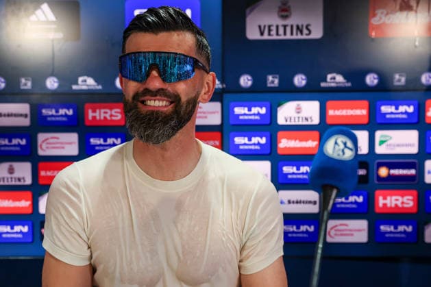 2. Bundesliga - FC Schalke 04 - Fortuna Düsseldorf am 02.05.2026 in der Veltins-Arena auf Schalke Trainer Miron Muslic (Schalke) lacht lächelt nach einer Bierdusche auf der Pressekonferenz mit einer Sonnenbrille