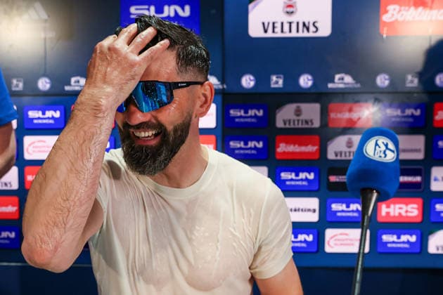 2. Bundesliga - FC Schalke 04 - Fortuna Düsseldorf am 02.05.2026 in der Veltins-Arena auf Schalke Trainer Miron Muslic (Schalke) versucht nach einer Bierdusche auf der Pressekonferenz seine Haare zu trocknen