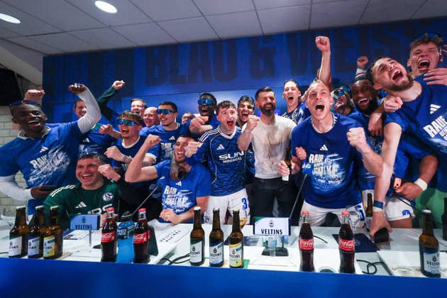 2. Bundesliga - FC Schalke 04 - Fortuna Düsseldorf am 02.05.2026 in der Veltins-Arena auf Schalke Gruppenfoto Mannschaftsfoto bei der Pressekonferenz - Jubel um Vitalie Becker (Schalke 33) , Trainer Miron Muslic (Schalke) , Timo Becker (Schalke 5)
