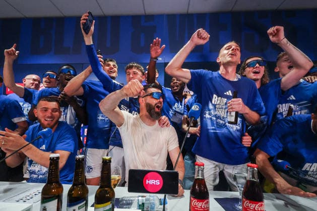 2. Bundesliga - FC Schalke 04 - Fortuna Düsseldorf am 02.05.2026 in der Veltins-Arena auf Schalke Jubel und Freude über den Aufstieg bei Trainer Miron Muslic (Schalke) , Timo Becker (Schalke 5)