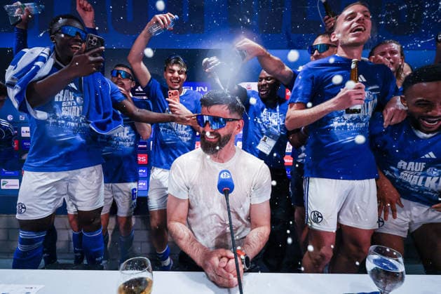 2. Bundesliga - FC Schalke 04 - Fortuna Düsseldorf am 02.05.2026 in der Veltins-Arena auf Schalke Jubel und Freude über den Aufstieg bei Trainer Miron Muslic (Schalke) , Timo Becker (Schalke 5) , hier bei einer Bierdusche auf der Pressekonferenz