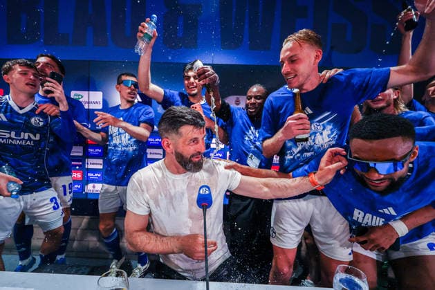 2. Bundesliga - FC Schalke 04 - Fortuna Düsseldorf am 02.05.2026 in der Veltins-Arena auf Schalke Jubel und Freude über den Aufstieg bei Trainer Miron Muslic (Schalke) , hier mit einer Bierdusche bei der Pressekonferenz