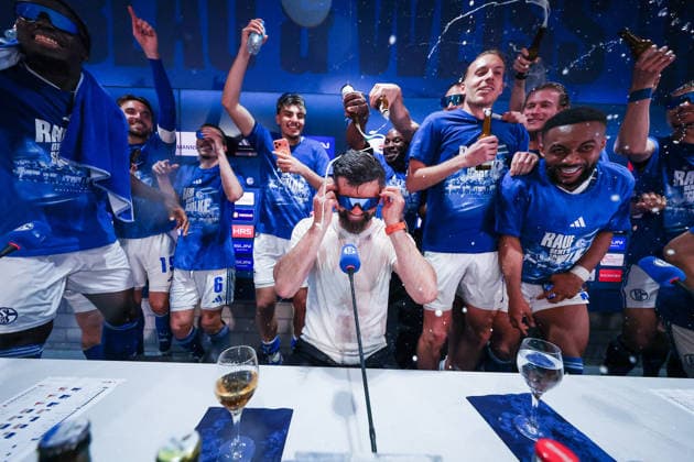 2. Bundesliga - FC Schalke 04 - Fortuna Düsseldorf am 02.05.2026 in der Veltins-Arena auf Schalke Jubel und Freude über den Aufstieg bei Trainer Miron Muslic (Schalke) , hier mit einer Bierdusche bei der Pressekonferenz