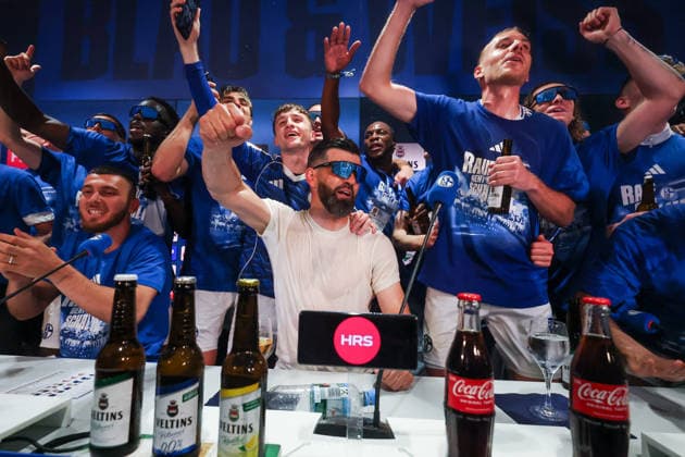 2. Bundesliga - FC Schalke 04 - Fortuna Düsseldorf am 02.05.2026 in der Veltins-Arena auf Schalke Jubel und Freude über den Aufstieg bei Trainer Miron Muslic (Schalke)
