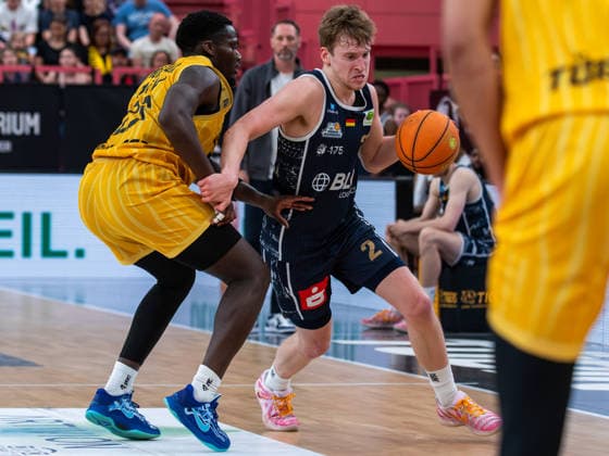 Melkisedek Moreaux (Tigers Tuebingen 23), Raphael Falkenthal (Eisbaeren Bremerhaven 2), Tigers Tuebingen vs. Eisbaeren Bremerhaven, Basketball, 2. Basketball Bundesliga ProA, Saison 2025 2026, Spieltag 34, 02.05.2026, Tigers Tuebingen vs. Eisbaeren Bremerhaven, Basketball, 2. Basketball Bundesliga ProA, Saison 2025 2026, Spieltag 34, 02.05.2026 Tuebingen Copyright: xEibner-Pressefoto FlorianxSchustx EP_FSU