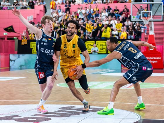 Raphael Falkenthal (Eisbaeren Bremerhaven 2), Miles Tention (Tigers Tuebingen 03), Jemarl Baker Jr. (Eisbaeren Bremerhaven 8), Tigers Tuebingen vs. Eisbaeren Bremerhaven, Basketball, 2. Basketball Bundesliga ProA, Saison 2025 2026, Spieltag 34, 02.05.2026, Tigers Tuebingen vs. Eisbaeren Bremerhaven, Basketball, 2. Basketball Bundesliga ProA, Saison 2025 2026, Spieltag 34, 02.05.2026 Tuebingen Copyright: xEibner-Pressefoto FlorianxSchustx EP_FSU