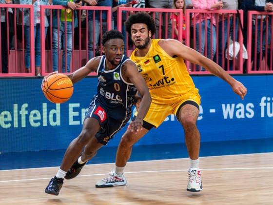 Elijah Miller (Eisbaeren Bremerhaven 0), Silas Oriane (Tigers Tuebingen 07), Tigers Tuebingen vs. Eisbaeren Bremerhaven, Basketball, 2. Basketball Bundesliga ProA, Saison 2025 2026, Spieltag 34, 02.05.2026, Tigers Tuebingen vs. Eisbaeren Bremerhaven, Basketball, 2. Basketball Bundesliga ProA, Saison 2025 2026, Spieltag 34, 02.05.2026 Tuebingen Copyright: xEibner-Pressefoto FlorianxSchustx EP_FSU