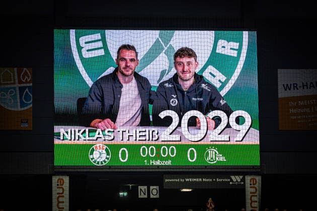 02.05.2026, xovx, Handball Daikin Handball Bundesliga, HSG Wetzlar - THW Kiel Die Vertragsverlängerung von Niklas Theiß (HSG Wetzlar) bis 2029 wird auf der Anzeigetafel verkündet, links Sportdirektor Michael Allendorf (HSG Wetzlar) Wetzlar Buderus-Arena Hessen Deutschland (DE)