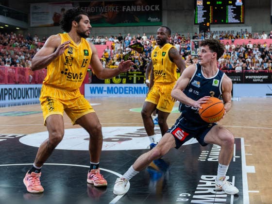 Patrick Emilien (Tigers Tuebingen 15), Jacob Biss (Eisbaeren Bremerhaven 3),, Tigers Tuebingen vs. Eisbaeren Bremerhaven, Basketball, 2. Basketball Bundesliga ProA, Saison 2025 2026, Spieltag 34, 02.05.2026, Tigers Tuebingen vs. Eisbaeren Bremerhaven, Basketball, 2. Basketball Bundesliga ProA, Saison 2025 2026, Spieltag 34, 02.05.2026 Tuebingen Copyright: xEibner-Pressefoto FlorianxSchustx EP_FSU