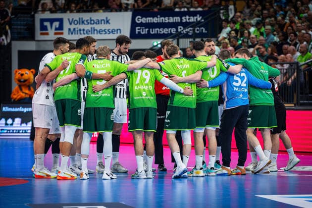 02.05.2026, xovx, Handball Daikin Handball Bundesliga, HSG Wetzlar - THW Kiel Die Spieler des THW Kiel (weiße Trikots) und der HSG Wetzlar stehen sich gegenüber Wetzlar Buderus-Arena Hessen Deutschland (DE)