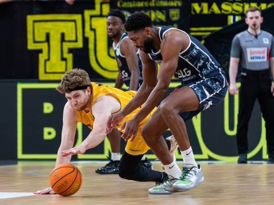 Lukas Milner (Tigers Tuebingen 17), Carlos Carter (Eisbaeren Bremerhaven 6), Tigers Tuebingen vs. Eisbaeren Bremerhaven, Basketball, 2. Basketball Bundesliga ProA, Saison 2025 2026, Spieltag 34, 02.05.2026, Tigers Tuebingen vs. Eisbaeren Bremerhaven, Basketball, 2. Basketball Bundesliga ProA, Saison 2025 2026, Spieltag 34, 02.05.2026 Tuebingen Copyright: xEibner-Pressefoto FlorianxSchustx EP_FSU