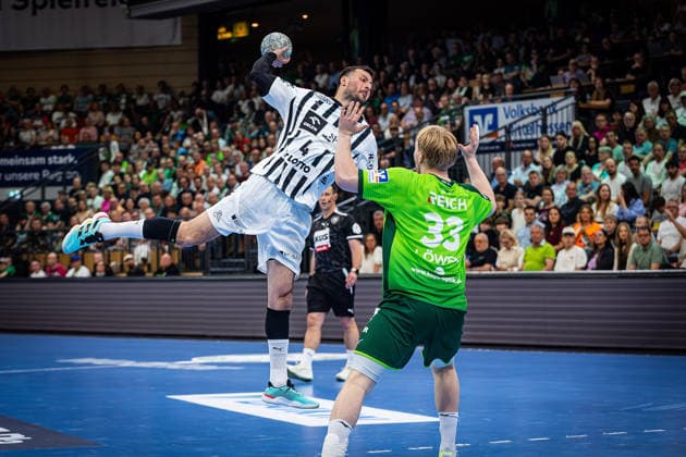 02.05.2026, xovx, Handball Daikin Handball Bundesliga, HSG Wetzlar - THW Kiel v.l. Domagoj Duvnjak (THW Kiel), Georg Löwen (HSG Wetzlar) Wetzlar Buderus-Arena Hessen Deutschland (DE)