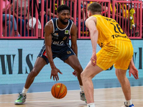 Carlos Carter (Eisbaeren Bremerhaven 6), Till Joenke (Tigers Tuebingen 26), Tigers Tuebingen vs. Eisbaeren Bremerhaven, Basketball, 2. Basketball Bundesliga ProA, Saison 2025 2026, Spieltag 34, 02.05.2026, Tigers Tuebingen vs. Eisbaeren Bremerhaven, Basketball, 2. Basketball Bundesliga ProA, Saison 2025 2026, Spieltag 34, 02.05.2026 Tuebingen Copyright: xEibner-Pressefoto FlorianxSchustx EP_FSU