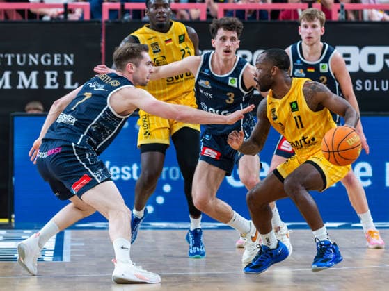 Jordan Nathaniel Johnson (Tigers Tuebingen 11), Adrian Breitlauch (Eisbaeren Bremerhaven 7), Tigers Tuebingen vs. Eisbaeren Bremerhaven, Basketball, 2. Basketball Bundesliga ProA, Saison 2025 2026, Spieltag 34, 02.05.2026, Tigers Tuebingen vs. Eisbaeren Bremerhaven, Basketball, 2. Basketball Bundesliga ProA, Saison 2025 2026, Spieltag 34, 02.05.2026 Tuebingen Copyright: xEibner-Pressefoto FlorianxSchustx EP_FSU