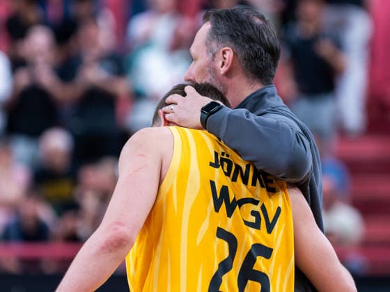 Till Joenke (Tigers Tuebingen 26), Steven Esterkamp (Eisbaeren Bremerhaven Headcoach), Tigers Tuebingen vs. Eisbaeren Bremerhaven, Basketball, 2. Basketball Bundesliga ProA, Saison 2025 2026, Spieltag 34, 02.05.2026, Tigers Tuebingen vs. Eisbaeren Bremerhaven, Basketball, 2. Basketball Bundesliga ProA, Saison 2025 2026, Spieltag 34, 02.05.2026 Tuebingen Copyright: xEibner-Pressefoto FlorianxSchustx EP_FSU