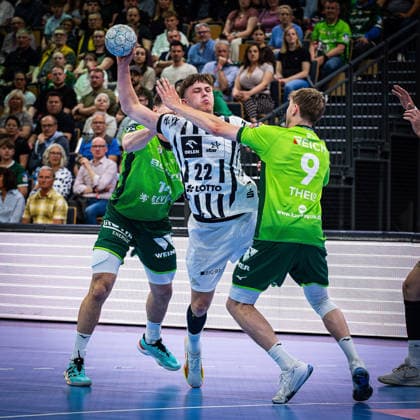 02.05.2026, xovx, Handball Daikin Handball Bundesliga, HSG Wetzlar - THW Kiel v.l. Josip Simic (HSG Wetzlar), Rasmus Ankermann (THW Kiel), Niklas Theiß (HSG Wetzlar). Wetzlar Buderus-Arena Hessen Deutschland (DE)