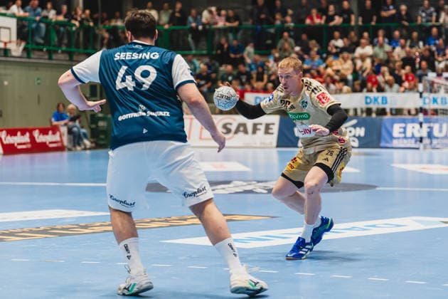 Aron Seesing (Bergischer HC, 49) stellt sich Jonathan Edvardsson (TSV Hannover-Burgdorf, 26) in den weg Bergischer HC vs. TSV Hannover-Burgdorf, Handball, Daikin 1.HBL, 30.Spieltag, Saison 2025 26, 02.04.2026, Bergischer HC vs. TSV Hannover-Burgdorf, Handball, Daikin 1.HBL, 30.Spieltag, Saison 2025 26, 02.04.2026 Wuppertal Copyright: xEibner-Pressefoto LukasxBaldygax EP_LBA