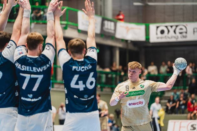 Johannes Wasielewski (Bergischer HC, 77) und Julian Fuchs (Bergischer HC, 46) stehen in der Mauer beim Freiwurf von Vilhelm Poulsen (TSV Hannover-Burgdorf, 09) Bergischer HC vs. TSV Hannover-Burgdorf, Handball, Daikin 1.HBL, 30.Spieltag, Saison 2025 26, 02.04.2026, Bergischer HC vs. TSV Hannover-Burgdorf, Handball, Daikin 1.HBL, 30.Spieltag, Saison 2025 26, 02.04.2026 Wuppertal Copyright: xEibner-Pressefoto LukasxBaldygax EP_LBA