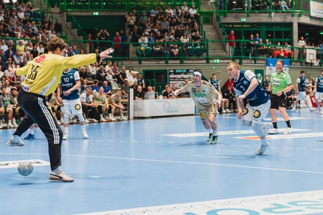Joel Birlehm (TSV Hannover-Burgdorf, 35) bekommt einen Freiwuf Noah Beyer (Bergischer HC, 02) den Ball durch die Beine ins Tor Bergischer HC vs. TSV Hannover-Burgdorf, Handball, Daikin 1.HBL, 30.Spieltag, Saison 2025 26, 02.04.2026, Bergischer HC vs. TSV Hannover-Burgdorf, Handball, Daikin 1.HBL, 30.Spieltag, Saison 2025 26, 02.04.2026 Wuppertal Copyright: xEibner-Pressefoto LukasxBaldygax EP_LBA