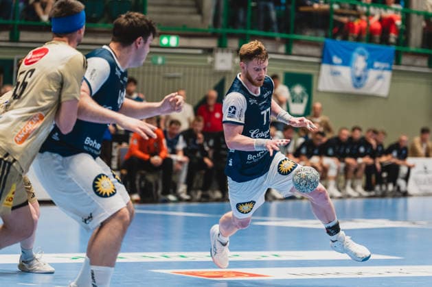 Hannes Feise (TSV Hannover-Burgdorf, 56) im Zweikampf mit Aron Seesing (Bergischer HC, 49) schauen zu wie Johannes Wasielewski (Bergischer HC, 77) fokussiert mit dem Ball laeuft Bergischer HC vs. TSV Hannover-Burgdorf, Handball, Daikin 1.HBL, 30.Spieltag, Saison 2025 26, 02.04.2026, Bergischer HC vs. TSV Hannover-Burgdorf, Handball, Daikin 1.HBL, 30.Spieltag, Saison 2025 26, 02.04.2026 Wuppertal Copyright: xEibner-Pressefoto LukasxBaldygax EP_LBA