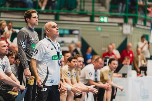 Joel Birlehm (TSV Hannover-Burgdorf, 35) steht hinter dem Trainer Juan Carlos Pastor Gomez (TSV Hannover-Burgdorf, Trainer) der hoffungsvoll und angespannt auf das Spielfeld schaut Bergischer HC vs. TSV Hannover-Burgdorf, Handball, Daikin 1.HBL, 30.Spieltag, Saison 2025 26, 02.04.2026, Bergischer HC vs. TSV Hannover-Burgdorf, Handball, Daikin 1.HBL, 30.Spieltag, Saison 2025 26, 02.04.2026 Wuppertal Copyright: xEibner-Pressefoto LukasxBaldygax EP_LBA