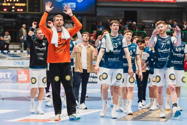 Christopher Rudeck (Bergischer HC, 01) macht die Laola mit den Fans, Soeren Steinhaus (Bergischer HC, 53), Johannes Wasielewski (Bergischer HC, 77) Bergischer HC vs. TSV Hannover-Burgdorf, Handball, Daikin 1.HBL, 30.Spieltag, Saison 2025 26, 02.04.2026, Bergischer HC vs. TSV Hannover-Burgdorf, Handball, Daikin 1.HBL, 30.Spieltag, Saison 2025 26, 02.04.2026 Wuppertal Copyright: xEibner-Pressefoto LukasxBaldygax EP_LBA