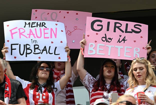 15.04.2026, xophax, Fussball , Frauen Bundesliga Google Pixel Frauen - Bundesliga 25 26. 1.FC Köln gegen Werder Bremen. Rhein Energie Stadion. Fans zeigen Pro Frauenfussball - Plakate. (DFL DFB REGULATIONS PROHIBIT ANY USE OF PHOTOGRAPHS as IMAGE SEQUENCES and or QUASI-VIDEO) Koeln