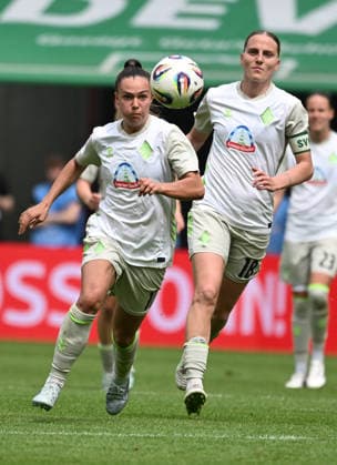 15.04.2026, xophax, Fussball , Frauen Bundesliga Google Pixel Frauen - Bundesliga 25 26. 1.FC Köln gegen Werder Bremen. Maja Sternad , links und Lina Hausicke , rechts ( beide Werder Bremen ) (DFL DFB REGULATIONS PROHIBIT ANY USE OF PHOTOGRAPHS as IMAGE SEQUENCES and or QUASI-VIDEO) Koeln