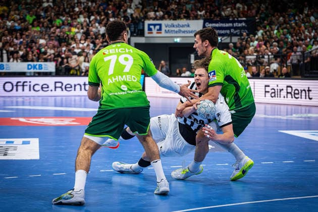 02.05.2026, xovx, Handball Daikin Handball Bundesliga, HSG Wetzlar - THW Kiel v.l. Ahmet Nafea (HSG Wetzlar), Johan Hinrich Rohwer (THW Kiel), Jona Schoch (HSG Wetzlar) Wetzlar Buderus-Arena Hessen Deutschland (DE)