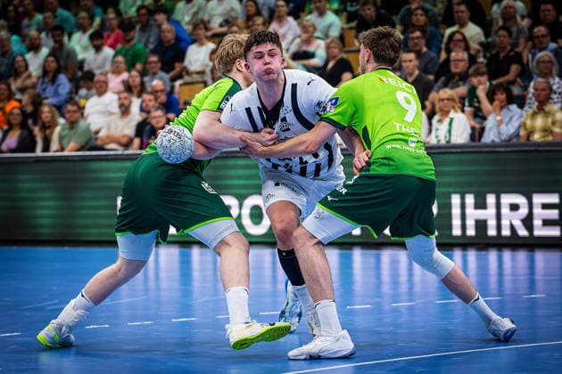 02.05.2026, xovx, Handball Daikin Handball Bundesliga, HSG Wetzlar - THW Kiel v.l. Georg Löwen (HSG Wetzlar), Rasmus Ankermann (THW Kiel), Niklas Theiß (HSG Wetzlar) Wetzlar Buderus-Arena Hessen Deutschland (DE)