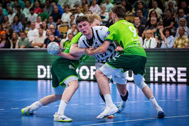 02.05.2026, xovx, Handball Daikin Handball Bundesliga, HSG Wetzlar - THW Kiel v.l. Georg Löwen (HSG Wetzlar), Rasmus Ankermann (THW Kiel), Niklas Theiß (HSG Wetzlar) Wetzlar Buderus-Arena Hessen Deutschland (DE)