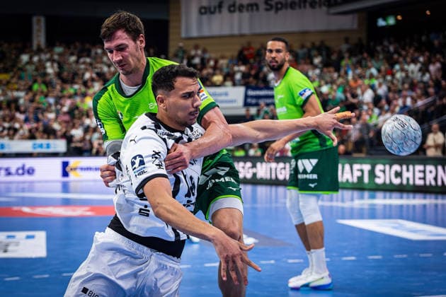 02.05.2026, xovx, Handball Daikin Handball Bundesliga, HSG Wetzlar - THW Kiel v.l. Jona Schoch (HSG Wetzlar), Mohab Mohamed Saeed Abdelhak (THW Kiel), Philipp Ahouansou (HSG Wetzlar) Wetzlar Buderus-Arena Hessen Deutschland (DE)