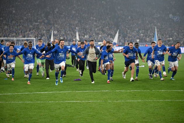 Jubellauf in die Nordkurve, vorne v.re., Edin Dzeko (FC Schalke 04), Ron Schallenberg (FC Schalke 04), Nikola Katic (FC Schalke 04), Adil Aouchiche (FC Schalke 04), Moussa Sylla (FC Schalke 04), Trainer Miron Muslic (FC Schalke 04), Kenan Karaman (FC Schalke 04), Moussa Ndiaye (Schalke 04) 02.05.2026, Fussball 2. Bundesliga, Saison 2025 2026, 32. Spieltag, FC Schalke 04 - Fortuna Düsseldorf 1:0 DFL regulations prohibit any use of photographs as image sequences and or quasi-video Gelsenkirchen Veltins Arena Nordrhein Westfalen Deutschland