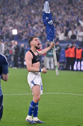 Jubel Adil Aouchiche (FC Schalke 04) mit der Eckfahne und seinem Trikot 02.05.2026, Fussball 2. Bundesliga, Saison 2025 2026, 32. Spieltag, FC Schalke 04 - Fortuna Düsseldorf 1:0 DFL regulations prohibit any use of photographs as image sequences and or quasi-video Gelsenkirchen Veltins Arena Nordrhein Westfalen Deutschland