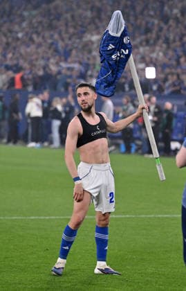 Jubel Adil Aouchiche (FC Schalke 04) mit der Eckfahne und seinem Trikot 02.05.2026, Fussball 2. Bundesliga, Saison 2025 2026, 32. Spieltag, FC Schalke 04 - Fortuna Düsseldorf 1:0 DFL regulations prohibit any use of photographs as image sequences and or quasi-video Gelsenkirchen Veltins Arena Nordrhein Westfalen Deutschland