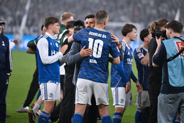 Umarmung Trainer Miron Muslic (FC Schalke 04), li., und Edin Dzeko (FC Schalke 04) 02.05.2026, Fussball 2. Bundesliga, Saison 2025 2026, 32. Spieltag, FC Schalke 04 - Fortuna Düsseldorf 1:0 DFL regulations prohibit any use of photographs as image sequences and or quasi-video Gelsenkirchen Veltins Arena Nordrhein Westfalen Deutschland