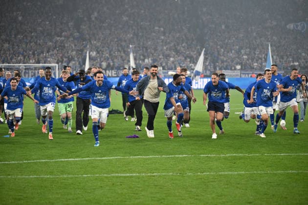 Jubellauf in die Nordkurve, vorne v.re., Edin Dzeko (FC Schalke 04), Ron Schallenberg (FC Schalke 04), Nikola Katic (FC Schalke 04), Adil Aouchiche (FC Schalke 04), Moussa Sylla (FC Schalke 04), Trainer Miron Muslic (FC Schalke 04), Kenan Karaman (FC Schalke 04), Moussa Ndiaye (Schalke 04) 02.05.2026, Fussball 2. Bundesliga, Saison 2025 2026, 32. Spieltag, FC Schalke 04 - Fortuna Düsseldorf 1:0 DFL regulations prohibit any use of photographs as image sequences and or quasi-video Gelsenkirchen Veltins Arena Nordrhein Westfalen Deutschland