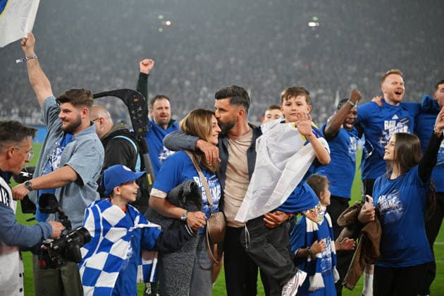 Trainer Miron Muslic (FC Schalke 04) feiert mit seiner Familie den Aufstieg 02.05.2026, Fussball 2. Bundesliga, Saison 2025 2026, 32. Spieltag, FC Schalke 04 - Fortuna Düsseldorf 1:0 DFL regulations prohibit any use of photographs as image sequences and or quasi-video Gelsenkirchen Veltins Arena Nordrhein Westfalen Deutschland