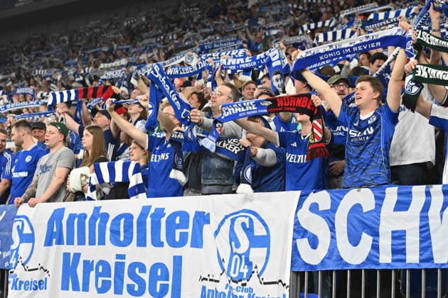 Fans von FC Schalke 04 mit ihren Schals, -fea Fussball 2. Bundesliga, 32. Spieltag, FC Schalke 04 (GE) - Fortuna Duesseldorf (D) 1-0 am 02.05.2026 in der Veltins-Arena Gelsenkirchen Deutschland. DFL regulations prohibit any use of photographs as image sequences and or quasi-video Â
