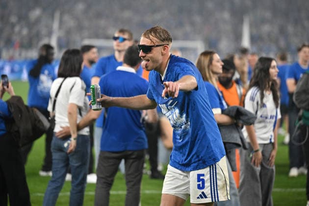 Timo Becker (FC Schalke 04) mit Bier 02.05.2026, Fussball 2. Bundesliga, Saison 2025 2026, 32. Spieltag, FC Schalke 04 - Fortuna Düsseldorf 1:0 DFL regulations prohibit any use of photographs as image sequences and or quasi-video Gelsenkirchen Veltins Arena Nordrhein Westfalen Deutschland